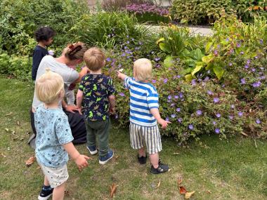 Børn dufter til blomster